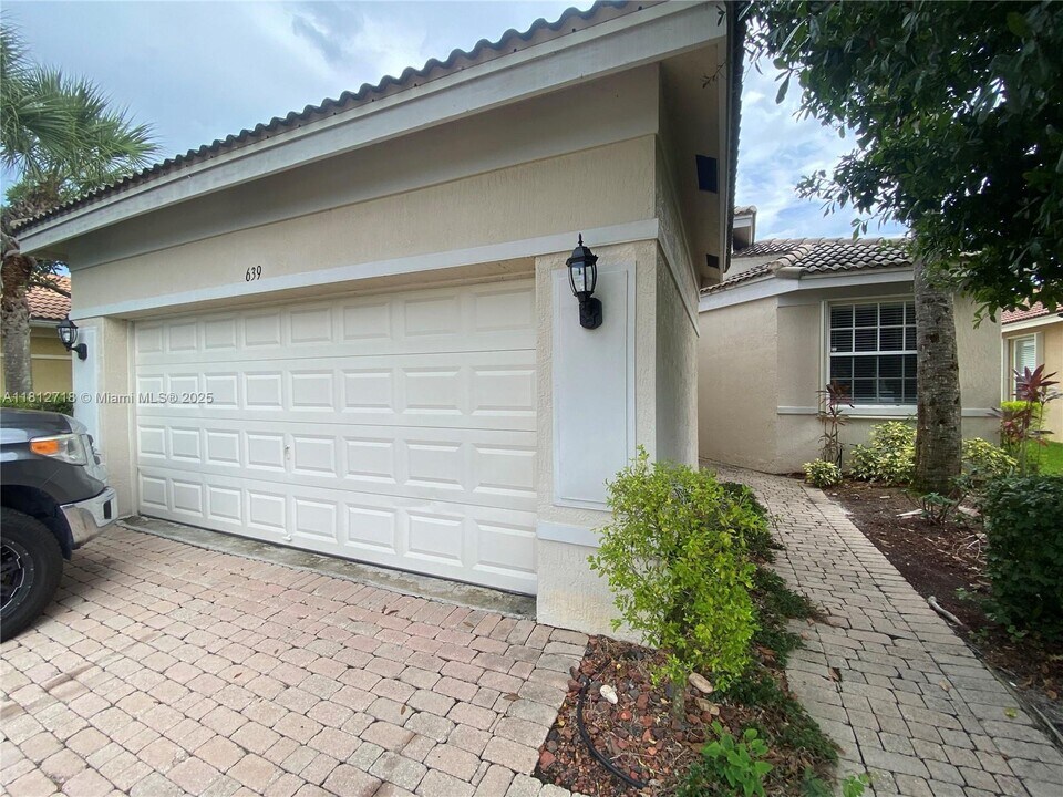 639 Stanford Ln in Port St. Lucie, FL - Foto de edificio