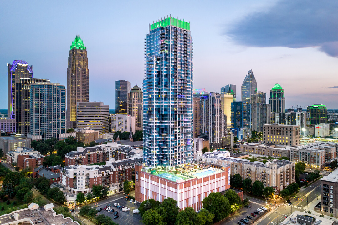 The VUE Charlotte On 5th in Charlotte, NC - Building Photo