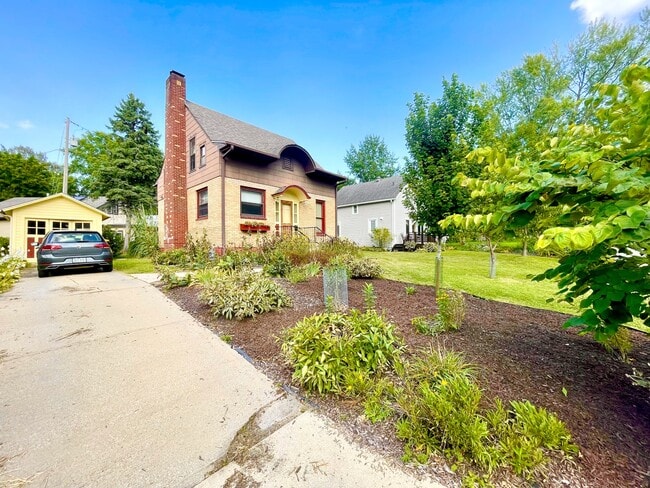 1712 Wilson St in Iowa City, IA - Building Photo - Building Photo