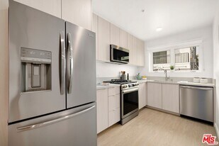 847 S Sherbourne Dr in Los Angeles, CA - Building Photo