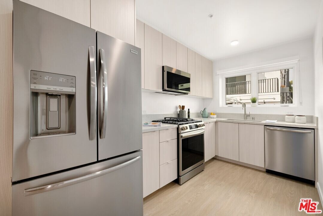 847 S Sherbourne Dr in Los Angeles, CA - Building Photo