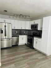 901 Hickory St in Fort Pierce, FL - Building Photo - Building Photo