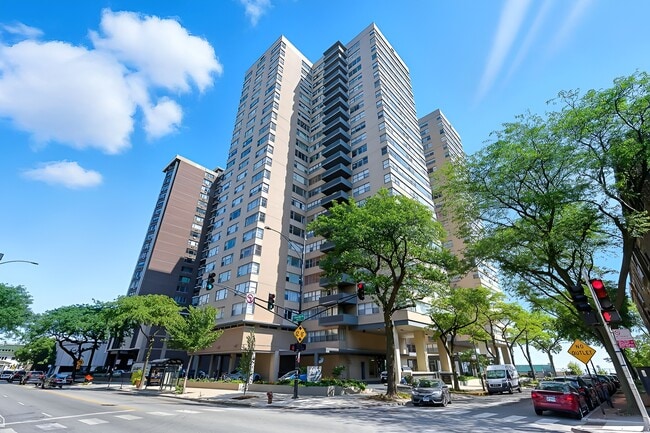6301 N Sheridan Rd, Unit 22D in Chicago, IL - Foto de edificio - Building Photo