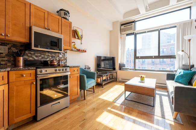 12 Stoneholm St, Unit 316 in Boston, MA - Foto de edificio - Building Photo