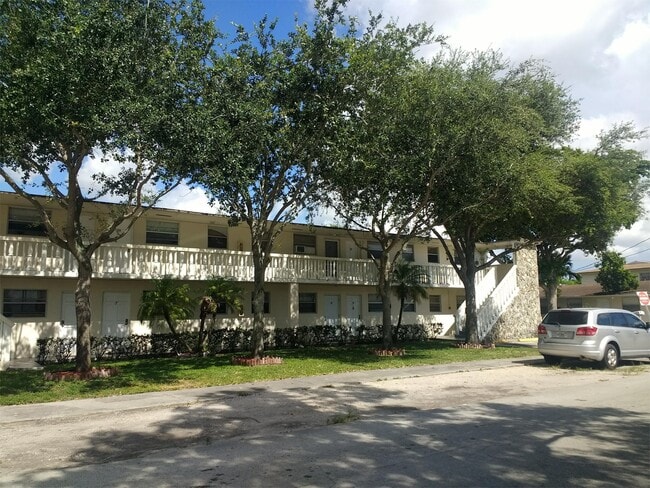 East Point in Hialeah, FL - Foto de edificio - Building Photo