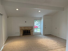 322 Fireside St in Oceanside, CA - Building Photo - Building Photo