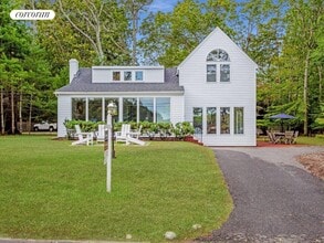 203 Big Fresh Pond Rd in Southampton, NY - Foto de edificio - Building Photo