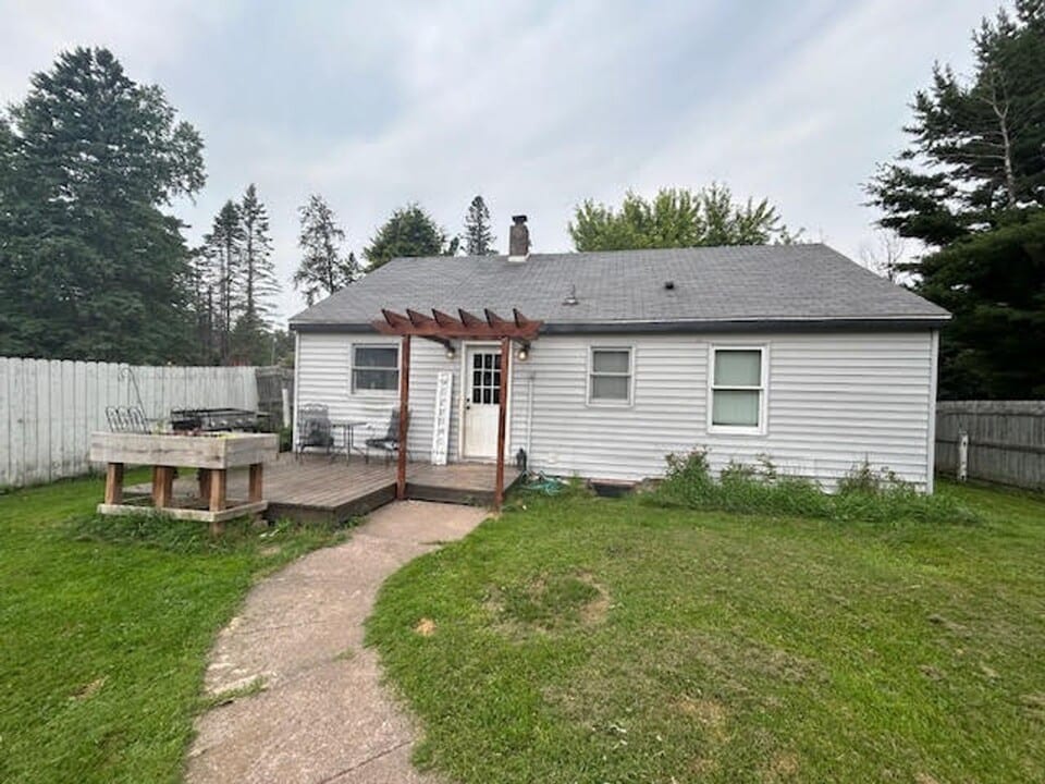 1718 8th Ave in Two Harbors, MN - Building Photo