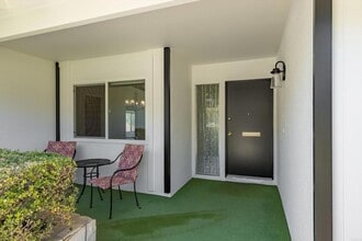 1304 San Julian Dr in San Marcos, CA - Foto de edificio - Building Photo