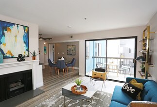 URBANLUX SUNSET PREMIUM in Los Angeles, CA - Building Photo - Interior Photo