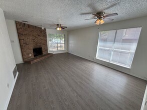 2105 Courtney St in Austin, TX - Building Photo - Building Photo