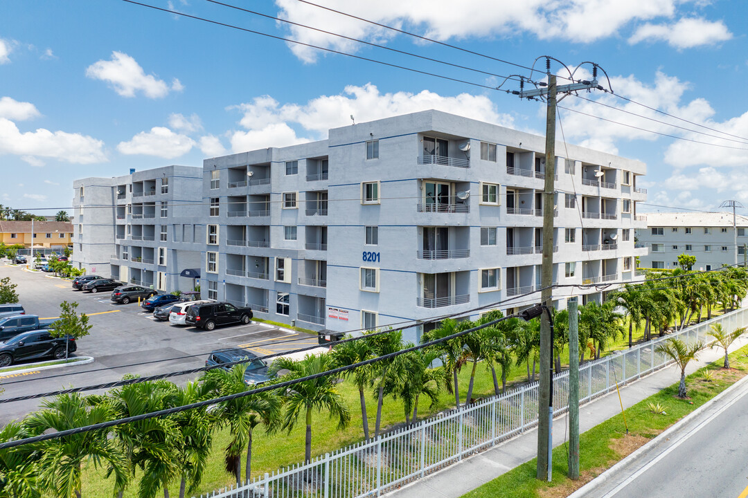 Palm Court in Miami, FL - Building Photo