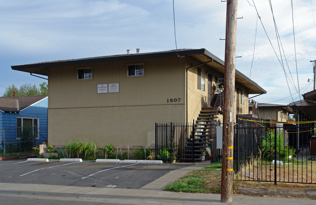 1507 Nogales St in Sacramento, CA - Foto de edificio