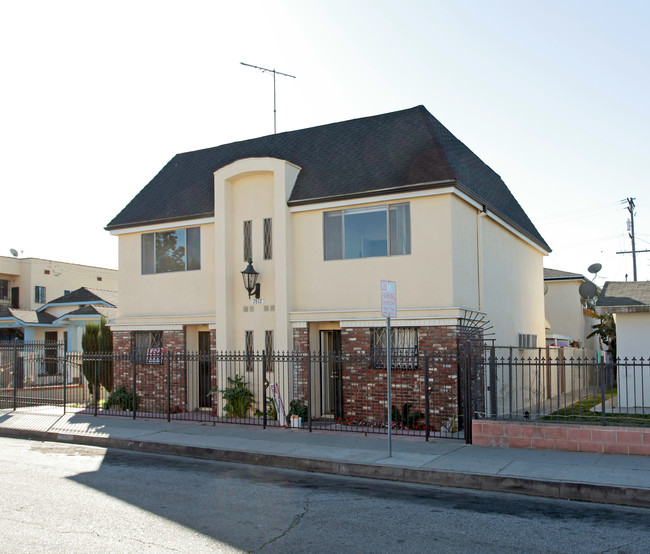 2872-2874 Clarendon Ave in Huntington Park, CA - Foto de edificio - Building Photo