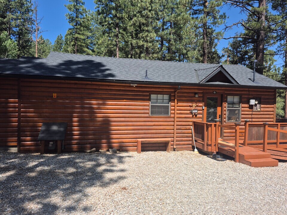 404 W Rainbow Blvd in Big Bear, CA - Foto de edificio