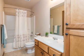 Stone Pointe Apartments in Manhattan, KS - Building Photo - Building Photo