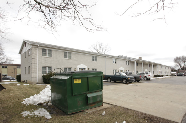 Fairfield Arms Apartments in Livonia, MI - Building Photo - Building Photo