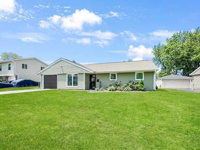 7830 Sprucewood Ave in Woodridge, IL - Building Photo - Building Photo