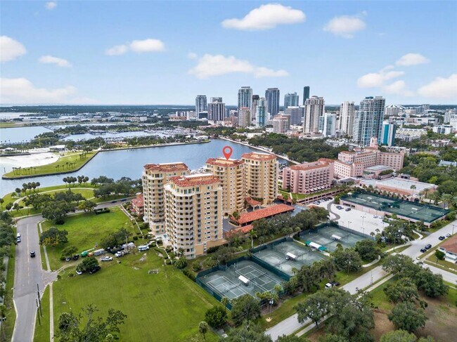 555 5th Ave NE in St. Petersburg, FL - Foto de edificio - Building Photo