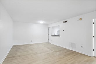 1150 Collier Rd NW, Unit k19 in Atlanta, GA - Building Photo - Building Photo