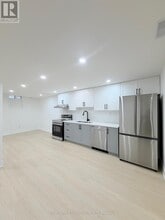16 Oak Knolls Crescent in Toronto, ON - Building Photo - Building Photo