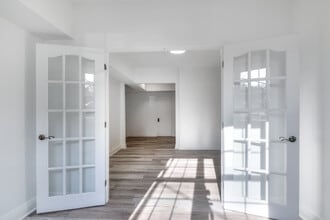 5777 De La Côte-Saint-Luc Ch in Hampstead, QC - Building Photo - Building Photo