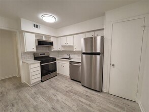 2308 Barton Village Cir in Austin, TX - Building Photo - Building Photo