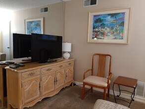 1100 E Amado Rd in Palm Springs, CA - Foto de edificio - Building Photo