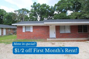 5859 Peachtree St in Milton, FL - Building Photo