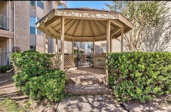 12550 Whittington Dr in Houston, TX - Building Photo - Building Photo