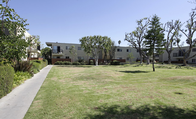 Shade Tree in Anaheim, CA - Foto de edificio - Building Photo