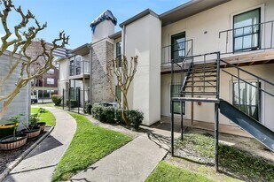 2425 Augusta Dr in Houston, TX - Building Photo