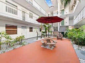 2238 Monroe St, Unit 306 in Hollywood, FL - Building Photo