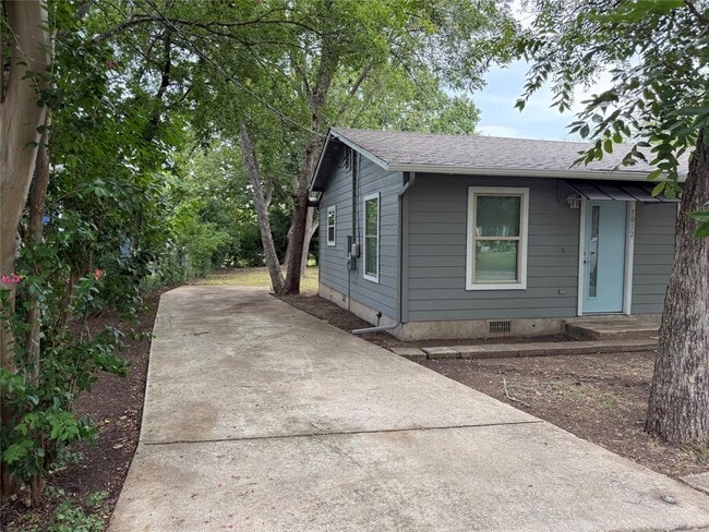 1012 Johnson St in Lockhart, TX - Building Photo - Building Photo
