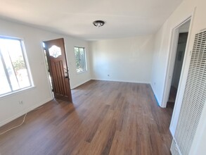 109 E Ramona St, Unit Furnished Beach Bungalow in Ventura, CA - Foto de edificio - Building Photo