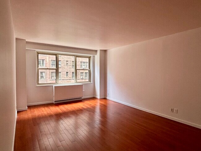 400 E 54th St, Unit 6D in New York, NY - Foto de edificio - Building Photo