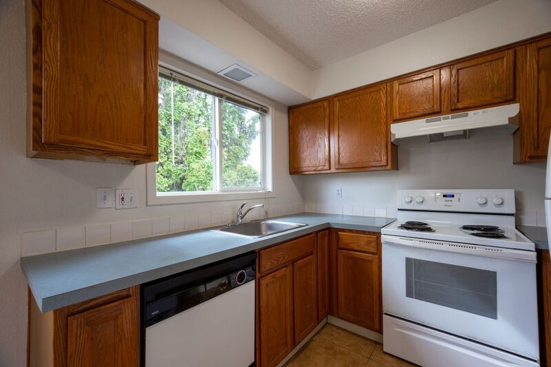 13283 SE Oatfield Rd in Milwaukie, OR - Foto de edificio