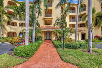 300 Uno Lago Dr in North Palm Beach, FL - Building Photo - Building Photo