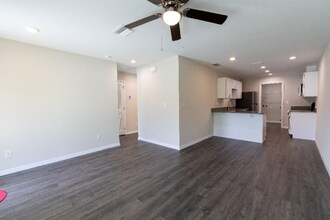 2023 Fraser St in Port Charlotte, FL - Foto de edificio - Building Photo