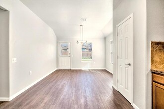 5932 Abby Ann Ln in Austin, TX - Foto de edificio - Building Photo