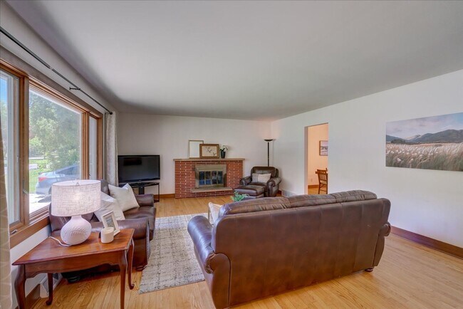 122 S Whitney Way in Madison, WI - Building Photo - Building Photo