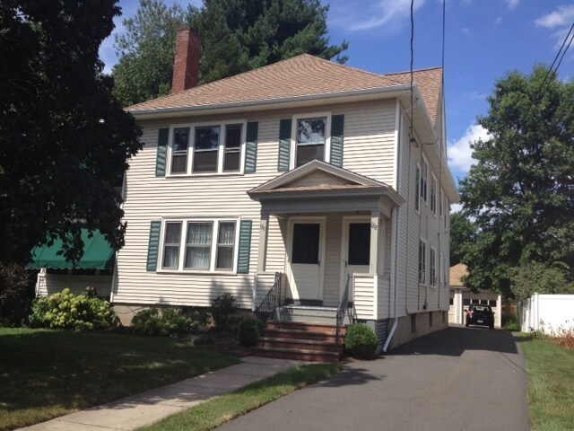 128 Brace Road in West Hartford, CT - Building Photo