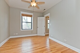 2723 W Wellington Ave, Unit 3 in Chicago, IL - Building Photo - Building Photo