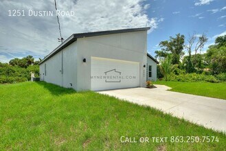 1251 Dustin Rd in North Port, FL - Foto de edificio - Building Photo