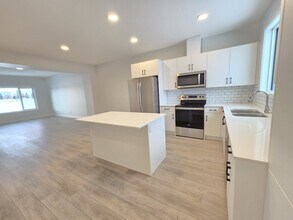 8115 Lois Argue Rd in Edmonton, AB - Building Photo - Building Photo