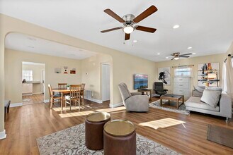 126 E 43rd St in Tacoma, WA - Foto de edificio - Building Photo