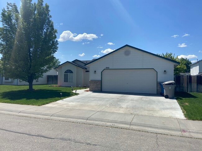 1745 Challis Dr in Mountain Home, ID - Building Photo - Building Photo