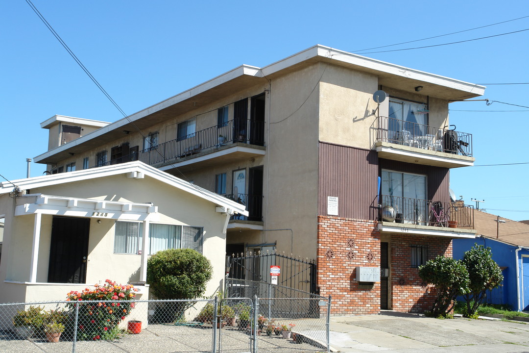 1245-1247 Ashby Ave in Berkeley, CA - Building Photo