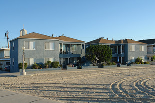 1420 W Oceanfront in Newport Beach, CA - Building Photo