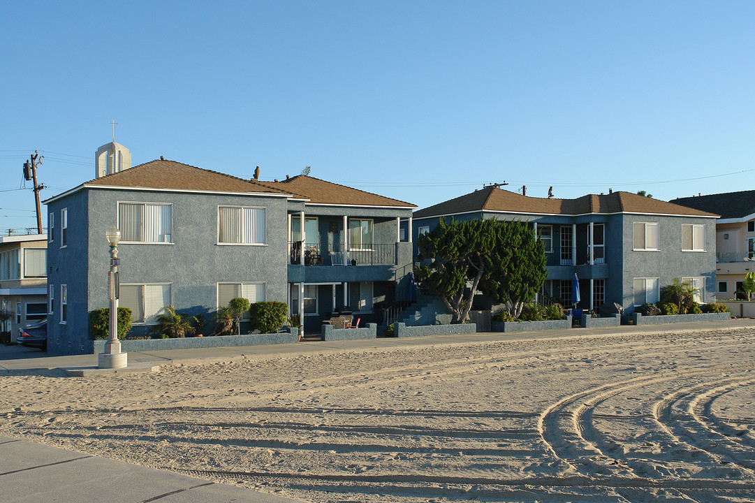 1420 W Oceanfront in Newport Beach, CA - Foto de edificio